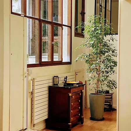 Loft With View On A Quiet Garden, Parisian Charm 巴黎